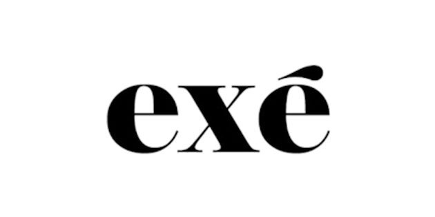 A black and white image of the word exé.